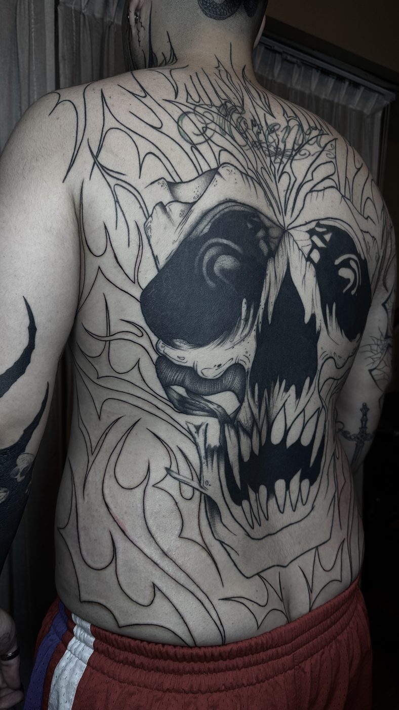 Tatuaje blackwork de cráneo en el torso