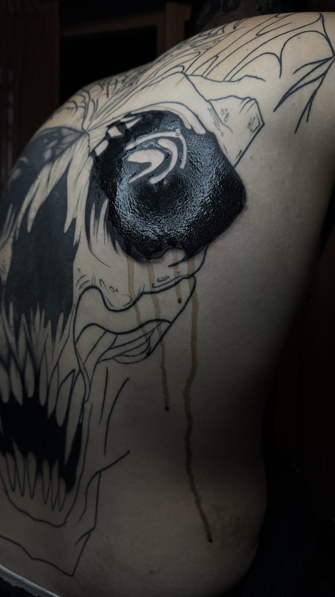 Tatuaje blackwork cráneo