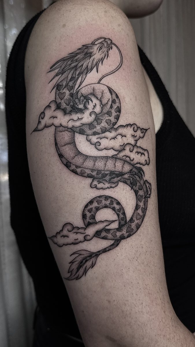 Tatuaje blackwork dragón en el brazo