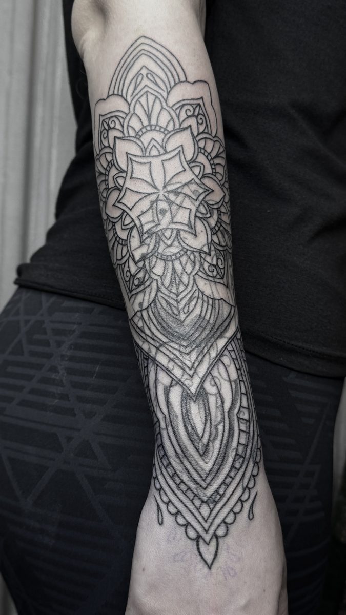 Tatuaje blackwork mandala ornamental