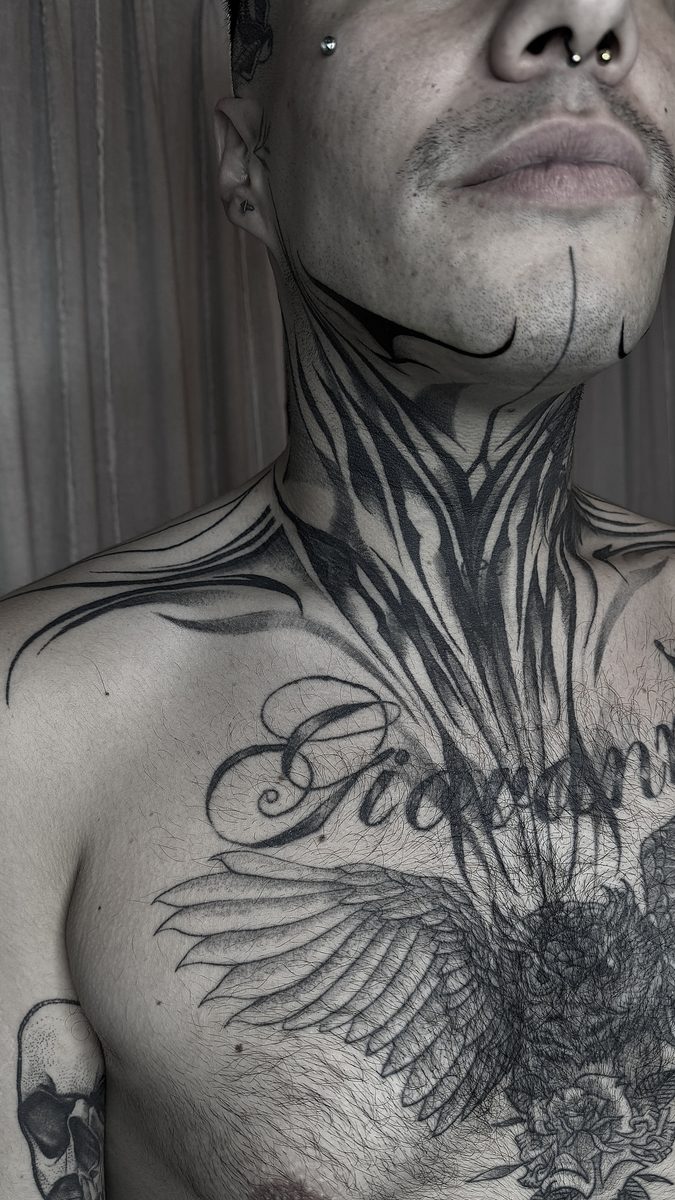 Lettering chicano en el pecho