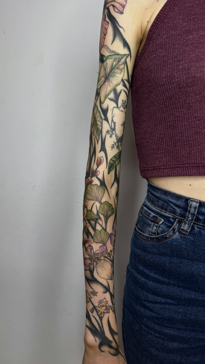 Tatuaje a color floral cerezo