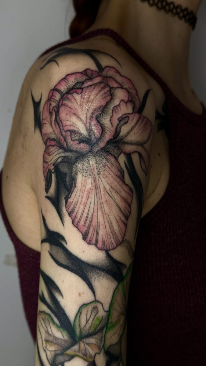 Tatuaje a color iris floral