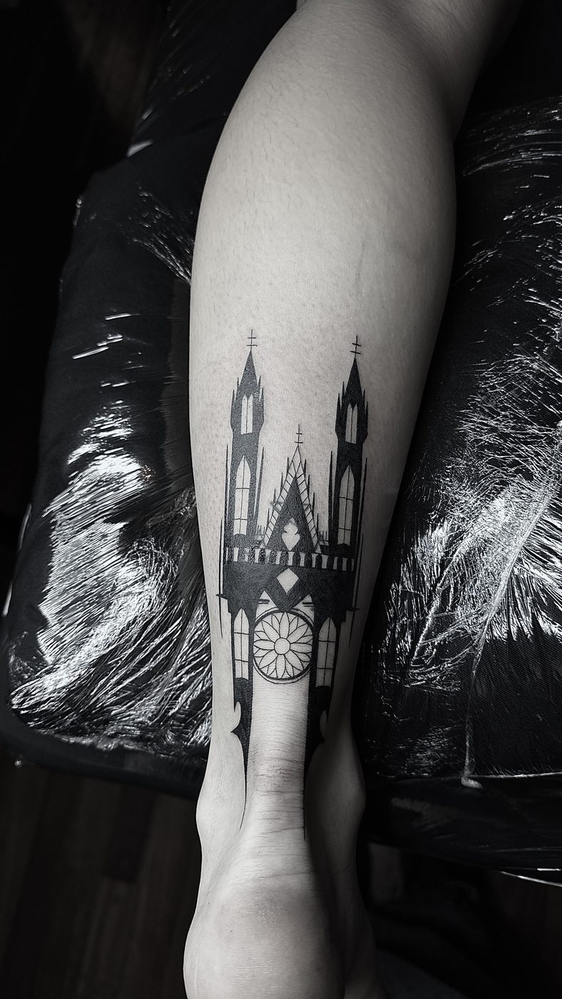 Tatuaje fine line de castillo en el antebrazo