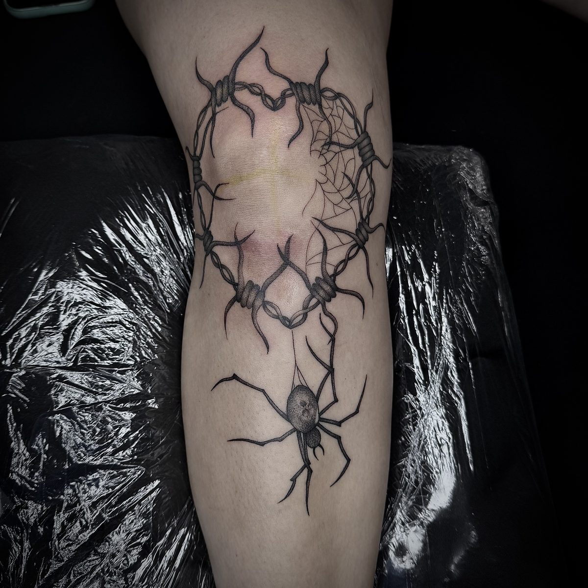 Tatuaje fine line espinas y araña