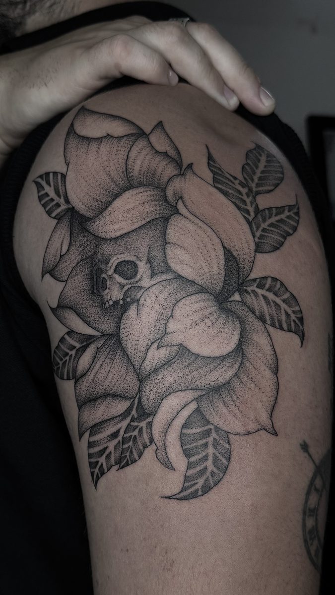 Tatuaje fine line botánico rosa