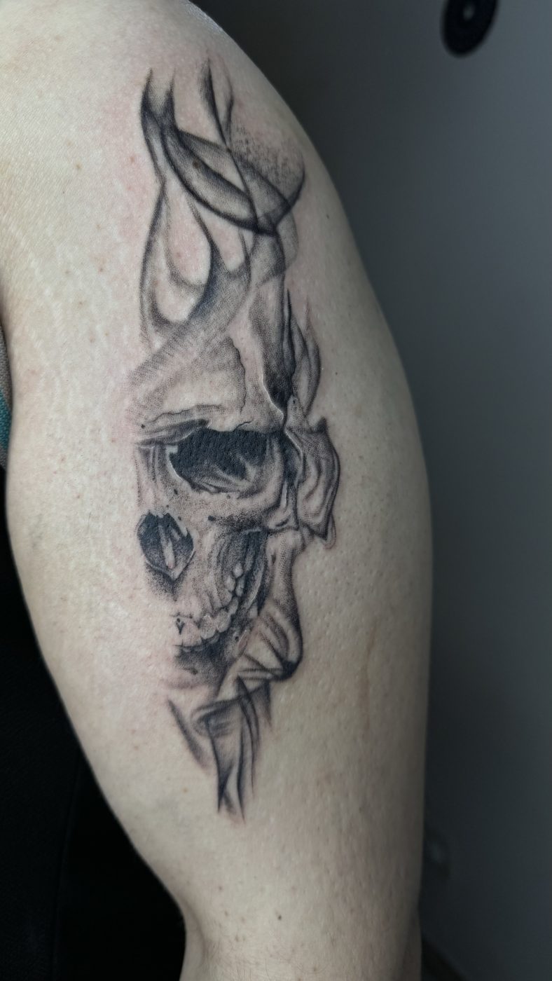 Tatuaje realista de cráneo en la pierna