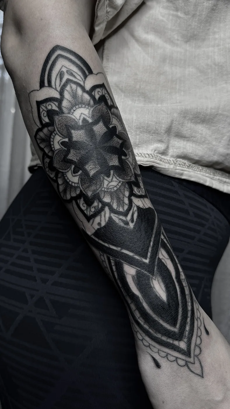Ornamental blackwork · Brishoss tatuajes La Plata